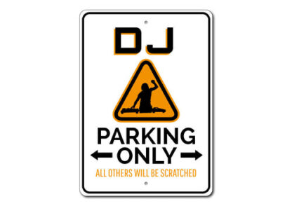 Cartello “Parcheggio riservato DJ” – immagine 9