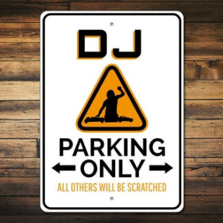 Cartello “Parcheggio riservato DJ”
